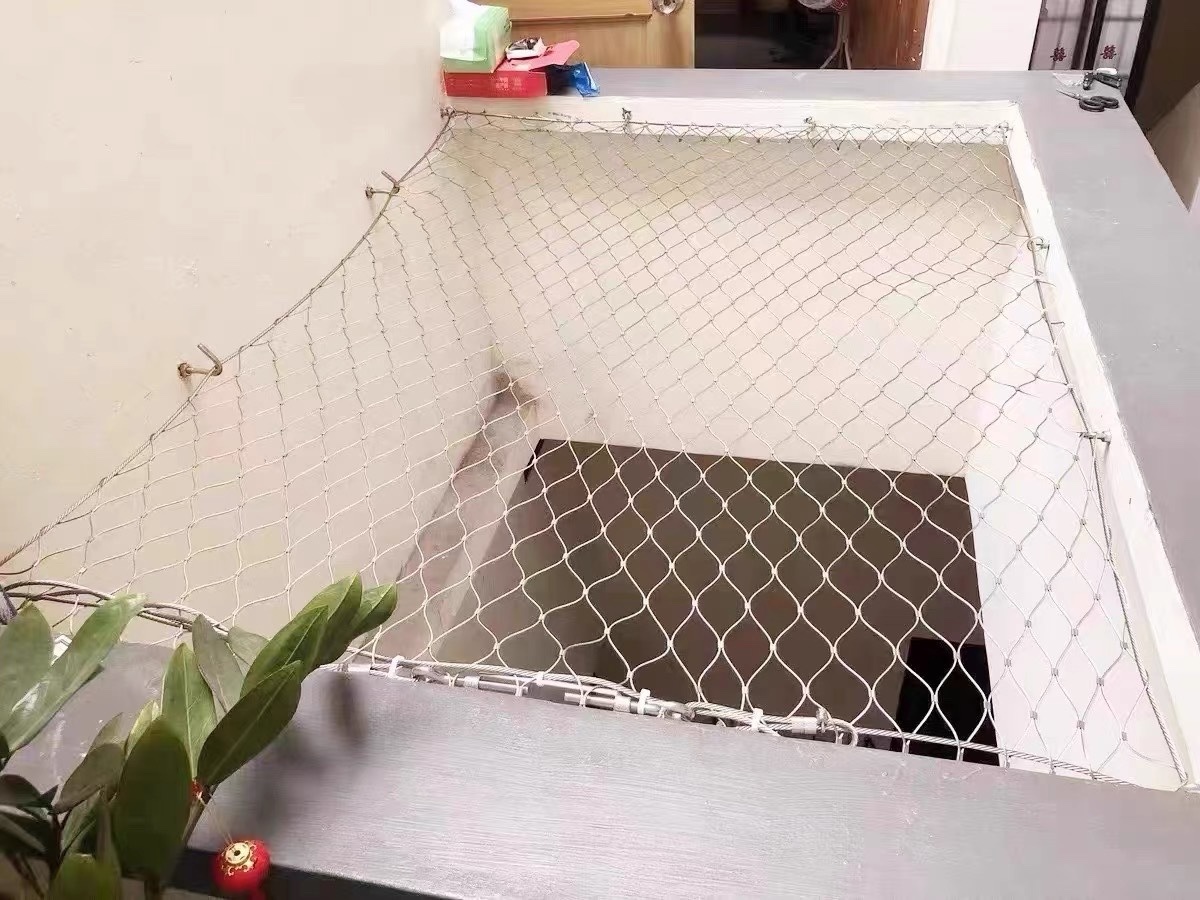 Stainless Steel Wire Rope Mesh Material Analysis: Differences and Applications of 304 and 316 Stainless Steel